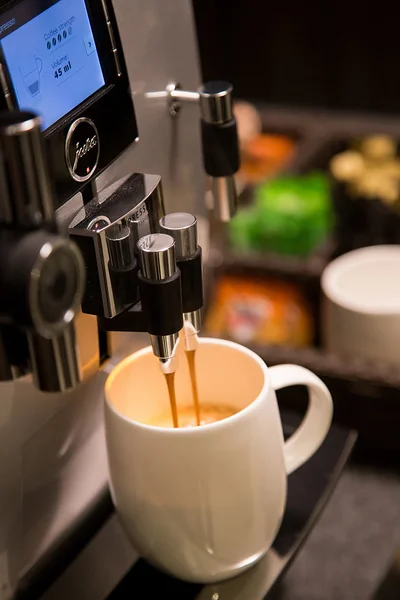 Bir kahve Latte kahve makinesi ile hazırlama — Stok fotoğraf