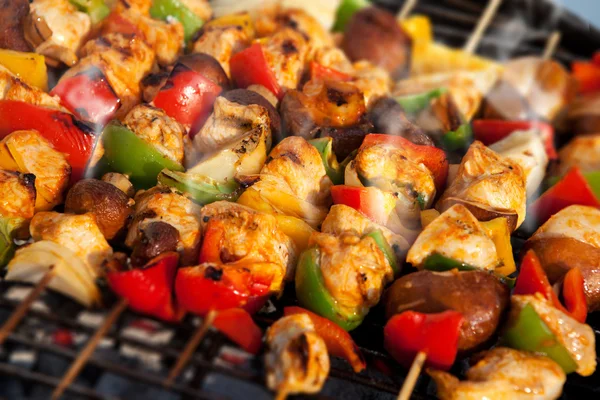 Filete shish kabobs en la parrilla con llamas — Foto de Stock