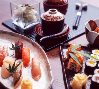 Muhtelif Sashimi ve suşi geleneksel Japon ayarı ile
