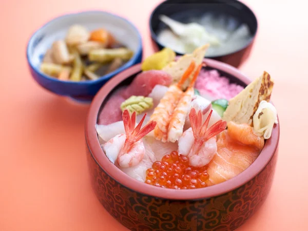 Sashimi pește crud fructe de mare castron de orez mâncare japoneză — Fotografie, imagine de stoc