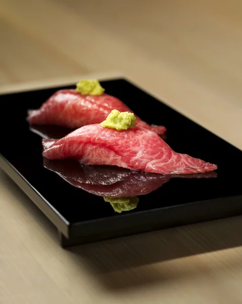 SUSHI-Close-up shot de gustoase japoneze sushi ton gras — Fotografie, imagine de stoc