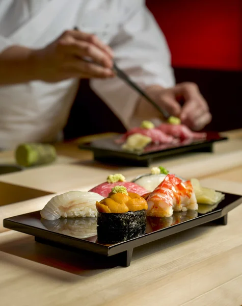 Sushi asortat în stil tradițional japonez — Fotografie, imagine de stoc