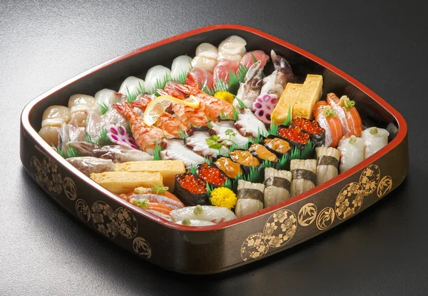 Sushi asortat în stil tradițional japonez — Fotografie, imagine de stoc