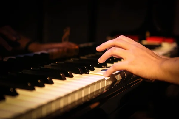 Tocando piano com a mão esquerda mostrada — Fotografia de Stock