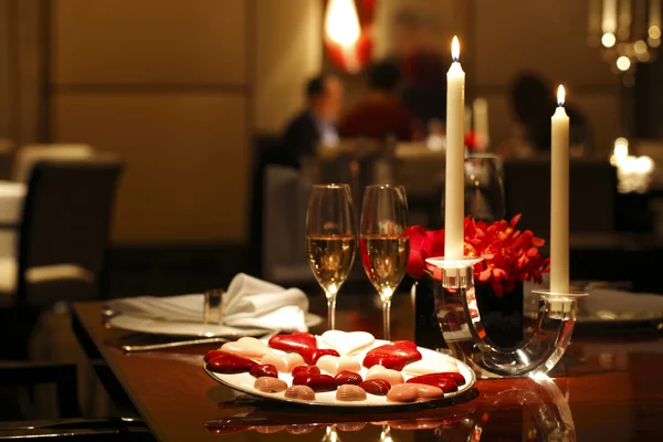 Çikolata, mum ve şarap ile romantik Tablo ayarı