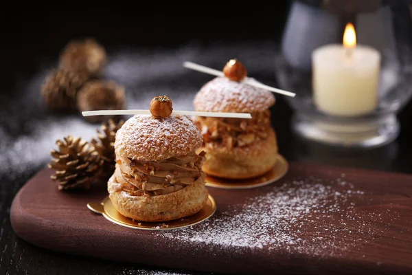 Ahşap plaka üzerinde fındık Choux Noel ayarı ile