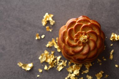 Lüks mooncake gri arka plan üzerinde altın tepesi ile