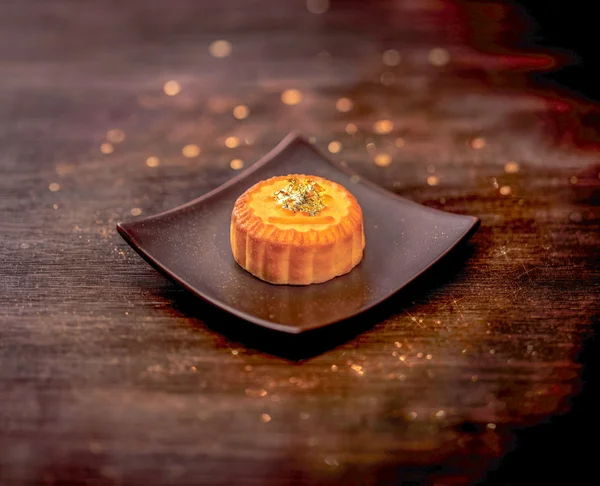 Lüks mooncake bir plaka üzerinde altın tepesi ile