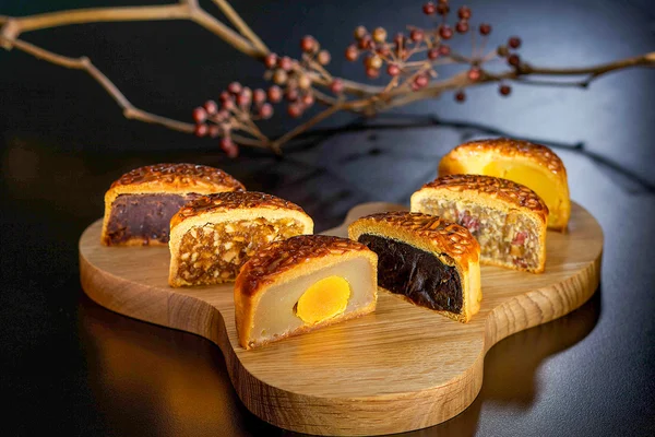 Altı yarısını mooncakes yumurta sarısı göstermek için kesmek