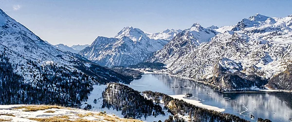 Winter wonderland scenery in the Alps with snowy mountain and blue sky — Stock Photo, Image