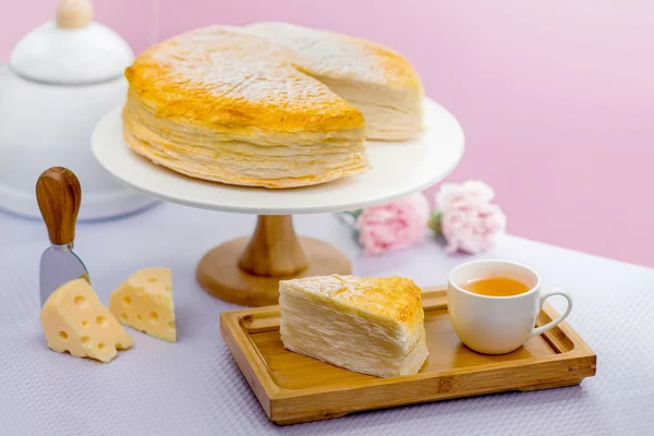 Pastel de queso, en rodajas, con té y queso, enfoque selectivo — Foto de Stock