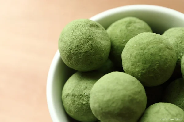 yeşil çay çikolata topu kapatın