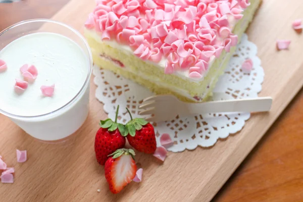 Gâteau aux fraises roses au lait et fraise fraîche — Photo