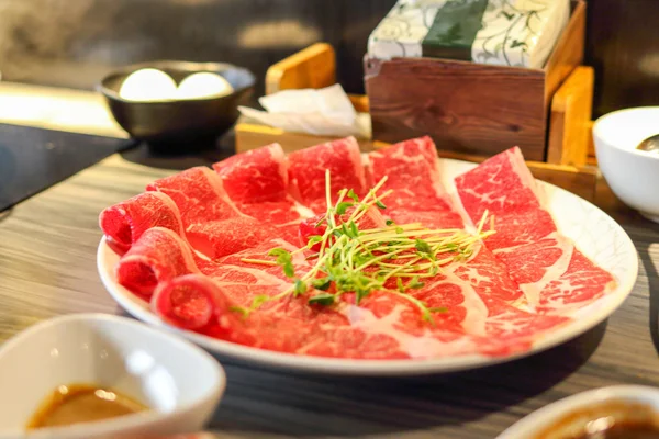 Japon güveç için taze et dilimlenmiş