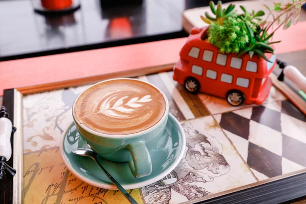 Café con leche en bandeja en un ambiente relajante —  Fotos de Stock