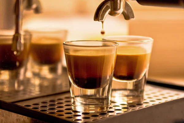 Bir bardak kahve iki espresso fincan dökme — Stok fotoğraf