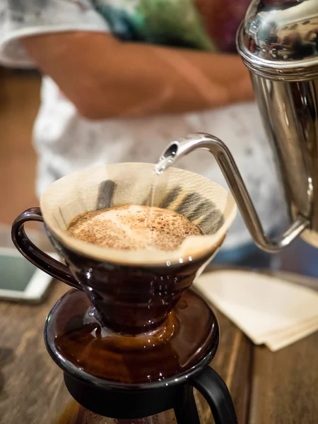 Profesyonel barista bira kafede kahve — Stok fotoğraf