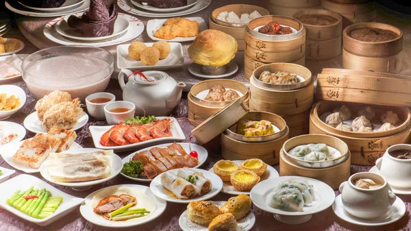 Bordet är fullt av kinesisk Dim Sum — Stockfoto