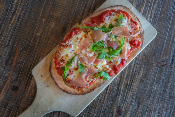 Pizzát Hagyományos Olasz Pizza Zöld Bazsalikom Pesto Mártással Top View — Stock Fotó