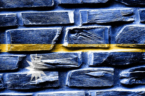 Mur en brique drapeau Nauru avec quelques fissures et look vintage — Photo