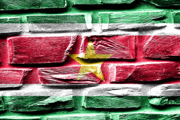 Tuğla duvar Surinam bayrak bazı çatlaklar ve vintage bir görünüm — Stok fotoğraf