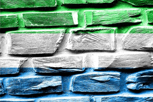 Tuğla duvar Sierra Leone bayrak bazı çatlaklar ve vintage bir görünüm — Stok fotoğraf