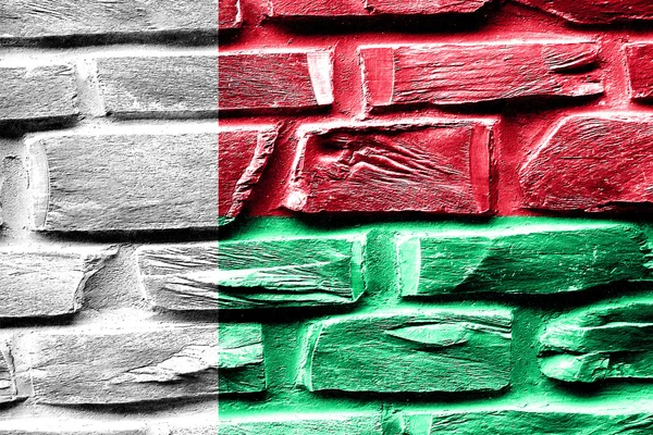 Tuğla duvar Madagaskar bayrağı bazı çatlaklar ve vintage bir görünüm — Stok fotoğraf