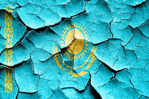 Огромный флаг Казахстана с трещинами и винтажным видом — стоковое фото