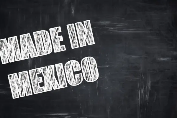 Schoolbord achtergrond met krijt letters: gemaakt in mexico — Stockfoto