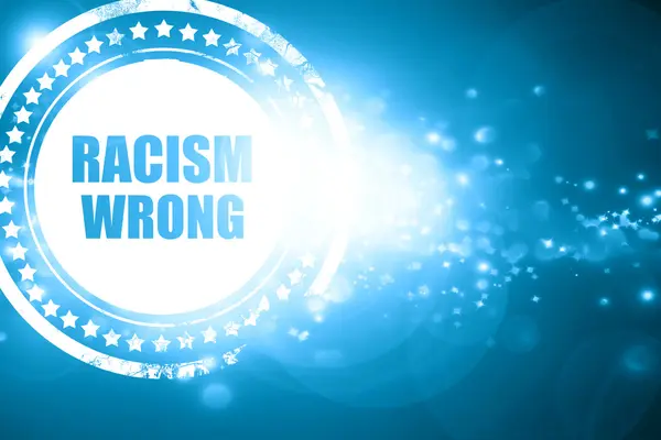 Carimbo azul sobre um fundo brilhante: racismo errado — Fotografia de Stock