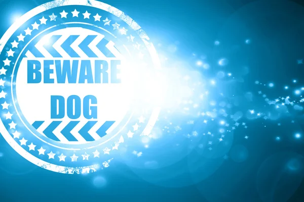 Carimbo azul sobre um fundo brilhante: Cuidado com o sinal do cão — Fotografia de Stock