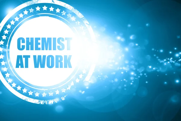 Μπλε σφραγίδα σε αστραφτερό φόντο: χημικός στην εργασία — Φωτογραφία Αρχείου