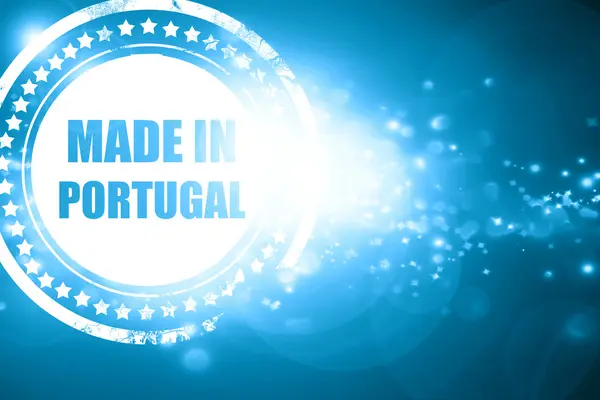 Sello azul sobre fondo brillante: Fabricado en portugal — Foto de Stock