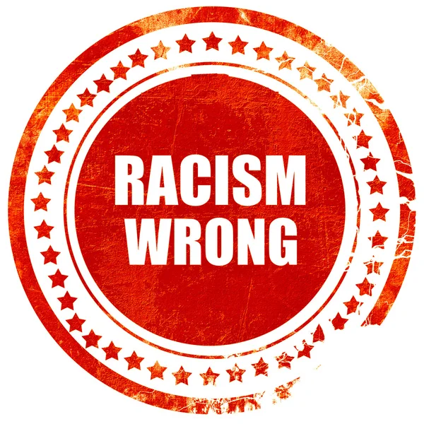 Rassismus falsch, Grunge roter Gummistempel auf festem weißen Hintergrund — Stockfoto