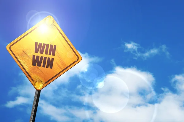 Gelbes Verkehrsschild mit blauem Himmel und weißen Wolken: win win — Stockfoto