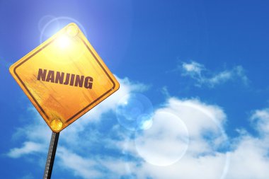 Sarı mavi bir gökyüzü ve beyaz bulutlar yol işaretiyle: nanjing