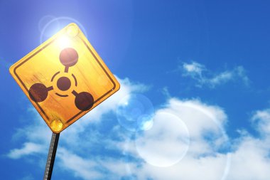 Sarı mavi bir gökyüzü ve beyaz bulutlar yol işaretiyle: kimyasal Sila