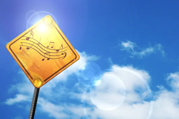 Gelbes Verkehrsschild mit blauem Himmel und weißen Wolken: Notenblatt — Stockfoto