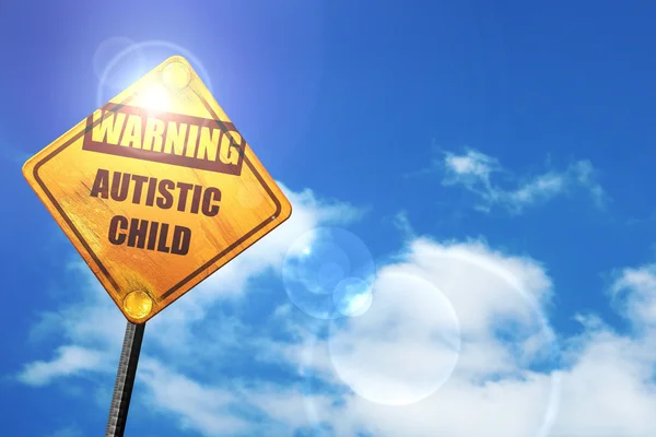 Sinal de estrada amarelo com um céu azul e nuvens brancas: Chil autismo — Fotografia de Stock