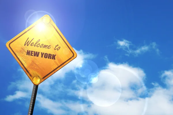 Panneau jaune avec un ciel bleu et des nuages blancs : Bienvenue à ne — Photo