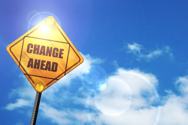 Panneau de signalisation jaune avec un ciel bleu et des nuages blancs : Changement en avant — Photo