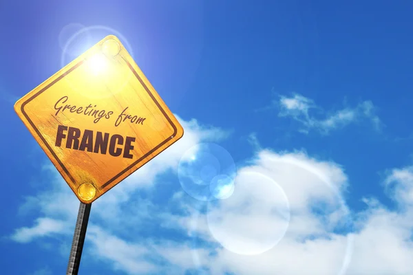 Panneau jaune avec un ciel bleu et des nuages blancs : salutations pour — Photo