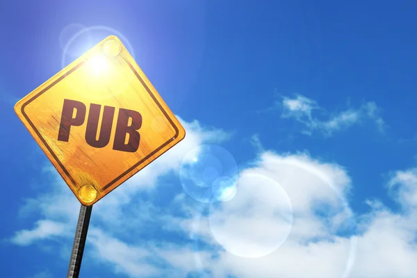 Panneau jaune avec un ciel bleu et des nuages blancs : panneau pub en arrière — Photo