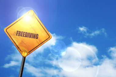 Sarı mavi bir gökyüzü ve beyaz bulutlar yol işaretiyle: serbest dalış si