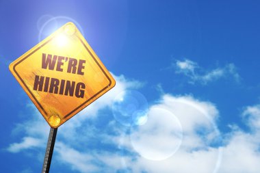 Sarı mavi bir gökyüzü ve beyaz bulutlar yol işaretiyle: Biz işe vardır