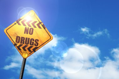 Sarı mavi bir gökyüzü ve beyaz bulutlar yol işaretiyle: uyuşturucu yok