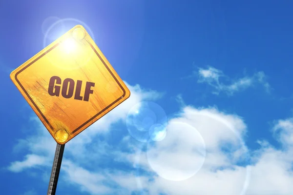 Жовтий дорожній знак з блакитним небом і білими хмарами: знак гольфу — стокове фото