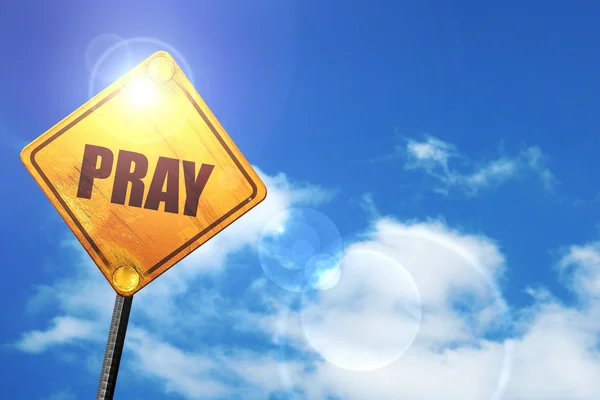 Žlutá dopravní značka s modré nebe a bílé mraky: modlit se — Stock fotografie