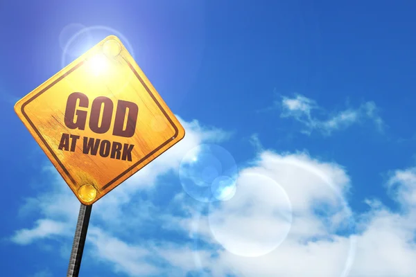 Жовтий дорожній знак з блакитним небом і білими хмарами: бог на роботі — стокове фото