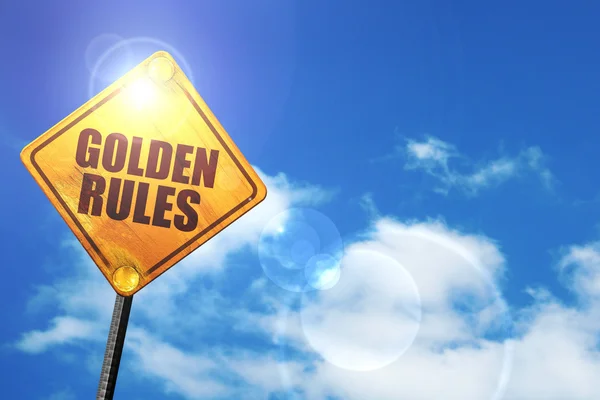 Panneau jaune avec ciel bleu et nuages blancs : règles d'or — Photo